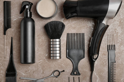 洗护新生 灰色背景下的专业美发工具组合与洗头服务解析